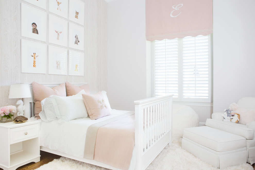 Ispirazione per una cameretta da letto classica con pareti beige, pavimento in legno massello medio e pavimento marrone