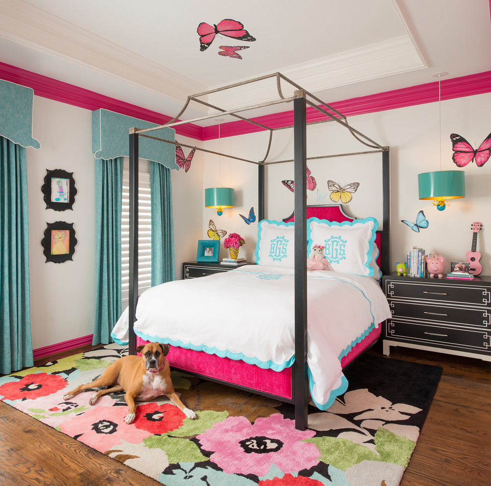 Klassisches Mädchenzimmer mit Schlafplatz, bunten Wänden, dunklem Holzboden und braunem Boden in Dallas