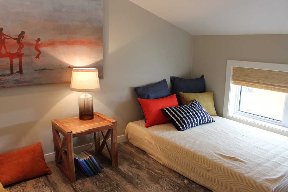 Aménagement d'une petite chambre d'enfant bord de mer avec un mur gris et un sol en bois brun.