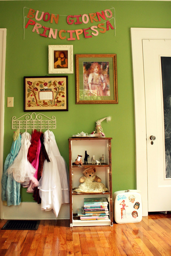 Idée de décoration pour une chambre de fille bohème avec un mur vert.