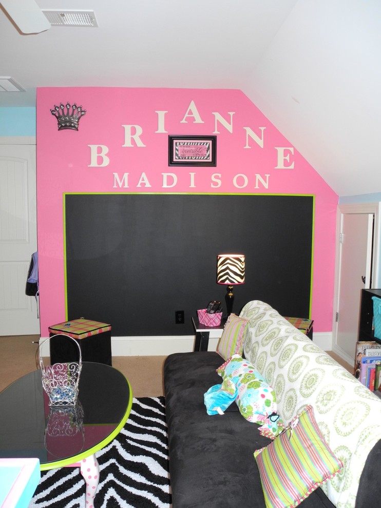 Cette photo montre une chambre de fille de 4 à 10 ans chic avec un bureau, un mur rose et moquette.
