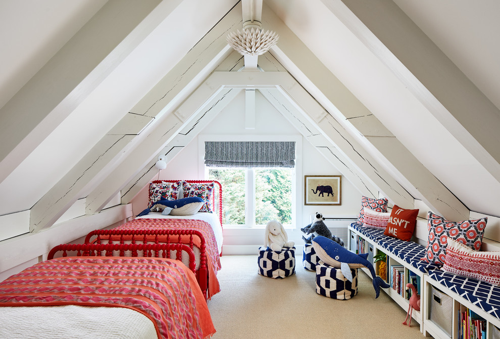 Modelo de dormitorio infantil marinero con paredes blancas, moqueta y suelo beige