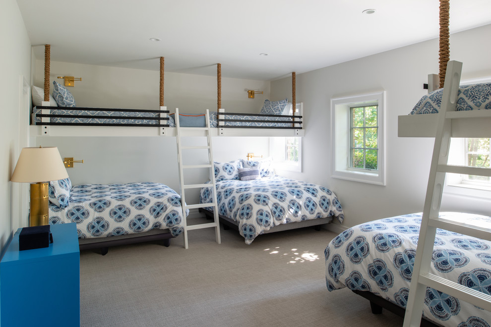 Источник вдохновения для домашнего уюта: большая нейтральная детская в морском стиле с белыми стенами, ковровым покрытием, серым полом и спальным местом