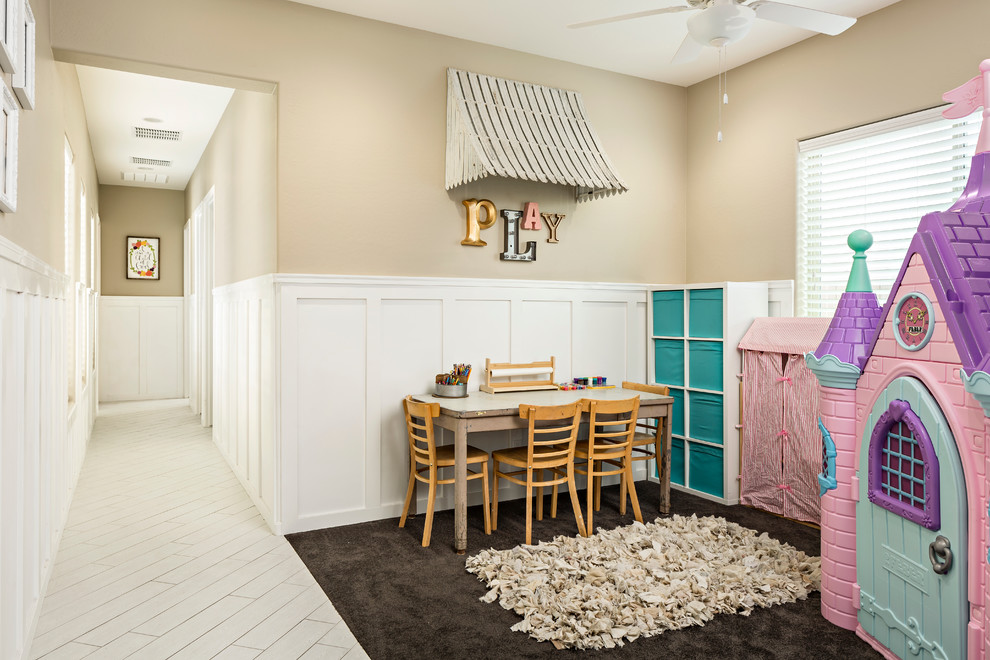 Großes, Neutrales Eklektisches Kinderzimmer mit Spielecke, weißer Wandfarbe, Teppichboden und braunem Boden in Phoenix