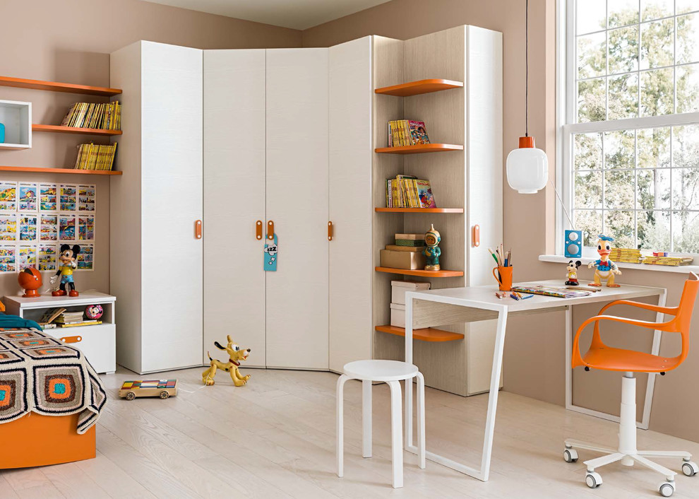 Idéer för ett modernt könsneutralt barnrum kombinerat med skrivbord och för 4-10-åringar, med beige väggar och ljust trägolv