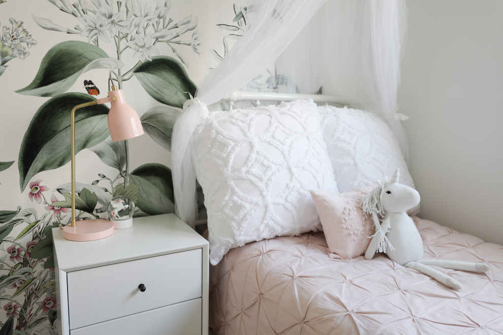 Foto på ett litet funkis flickrum kombinerat med sovrum och för 4-10-åringar, med vita väggar och ljust trägolv
