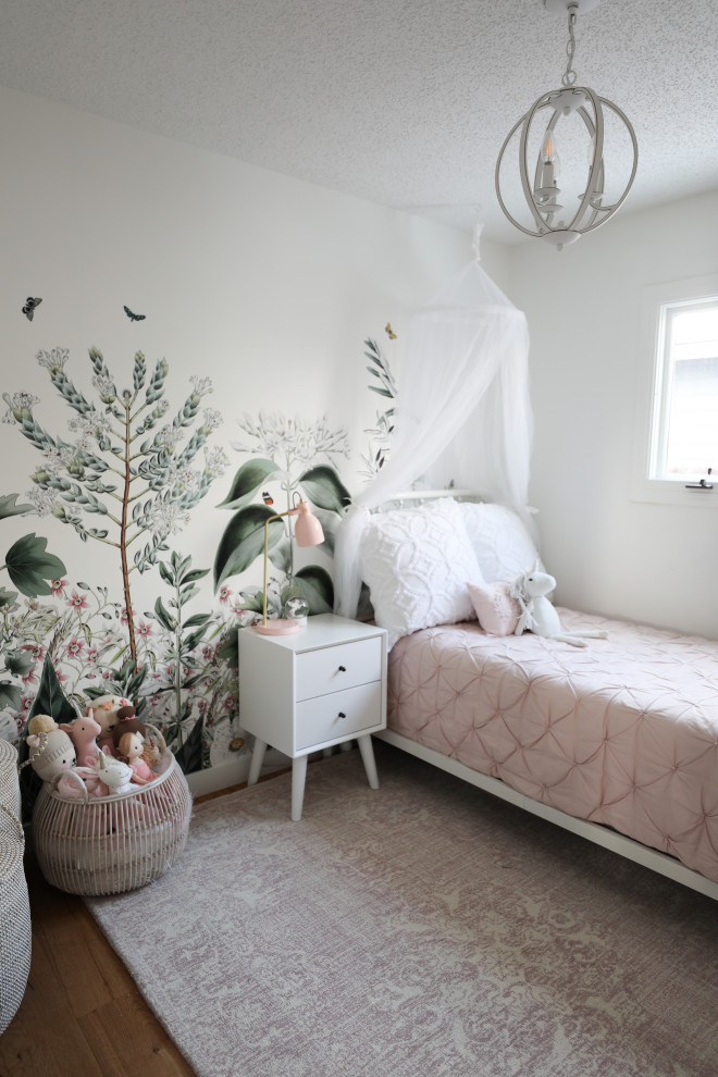 Foto de dormitorio infantil de 4 a 10 años contemporáneo pequeño con paredes blancas, suelo de madera clara y papel pintado
