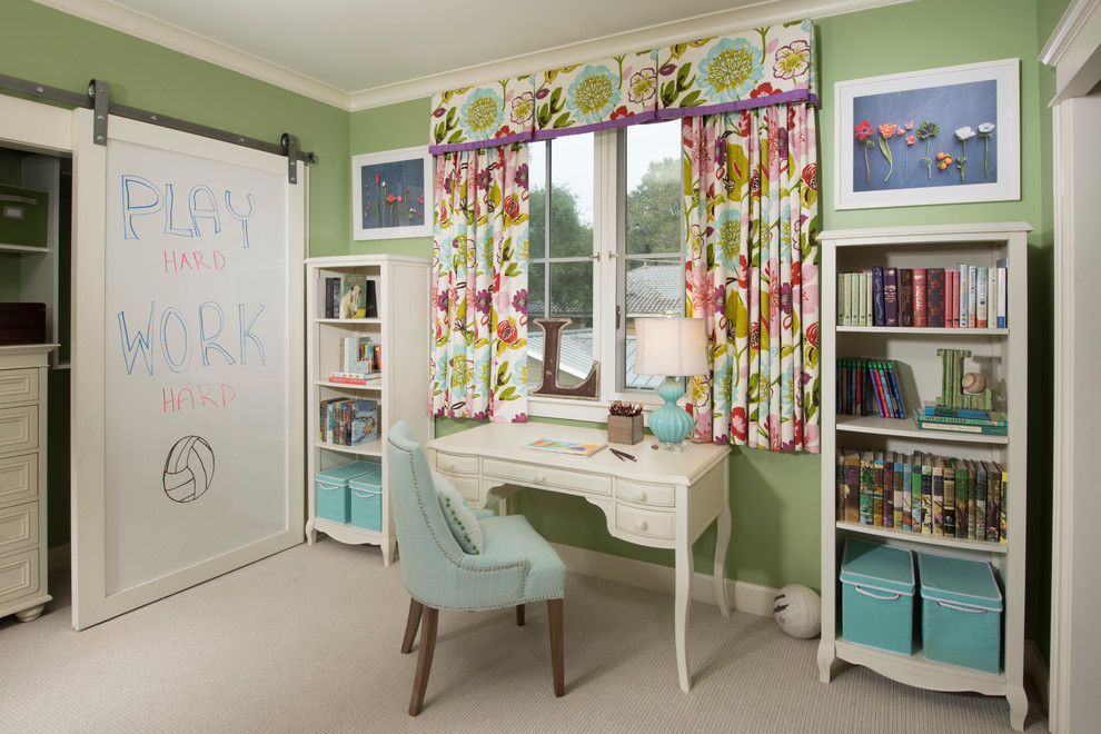 Imagen de dormitorio infantil tradicional renovado de tamaño medio con moqueta, suelo beige y paredes verdes