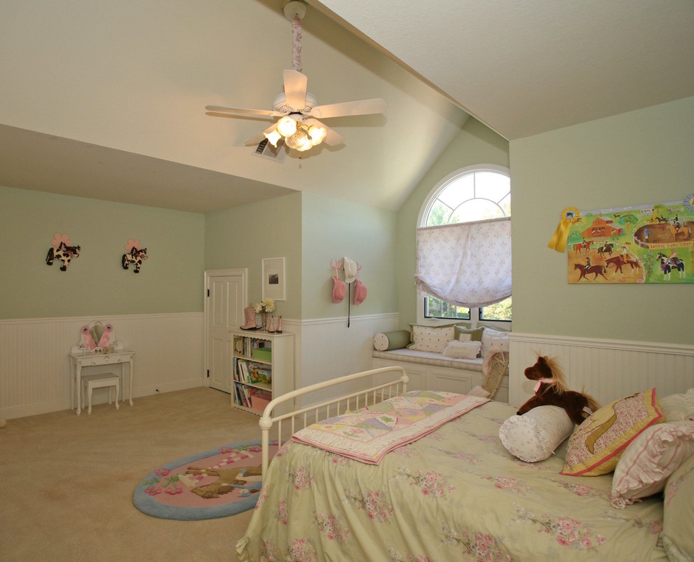 Esempio di una cameretta per bambini da 4 a 10 anni tradizionale di medie dimensioni con pareti verdi, moquette e pavimento beige