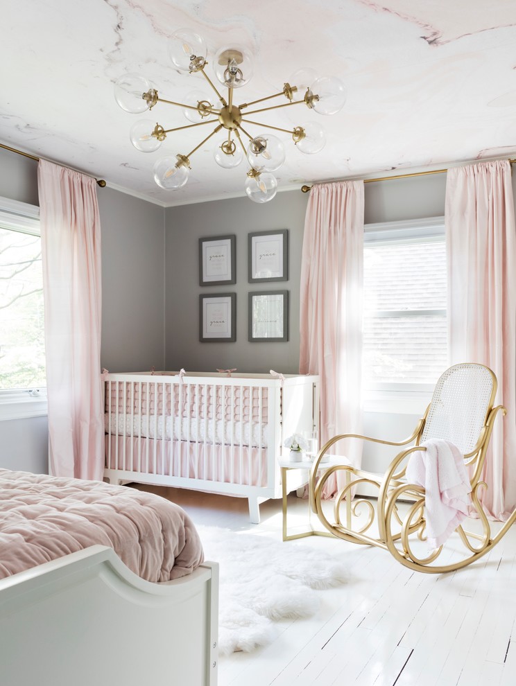 Cette photo montre une petite chambre d'enfant de 1 à 3 ans chic avec un mur gris, parquet peint et un sol blanc.