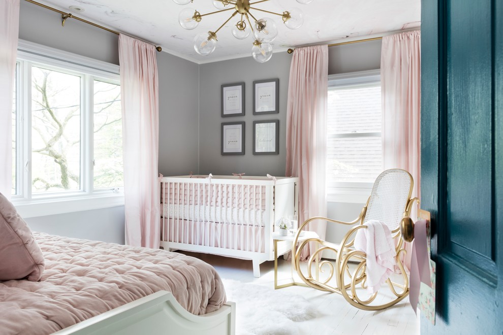 Diseño de dormitorio infantil de 1 a 3 años tradicional renovado pequeño con paredes grises, suelo de madera pintada y suelo blanco