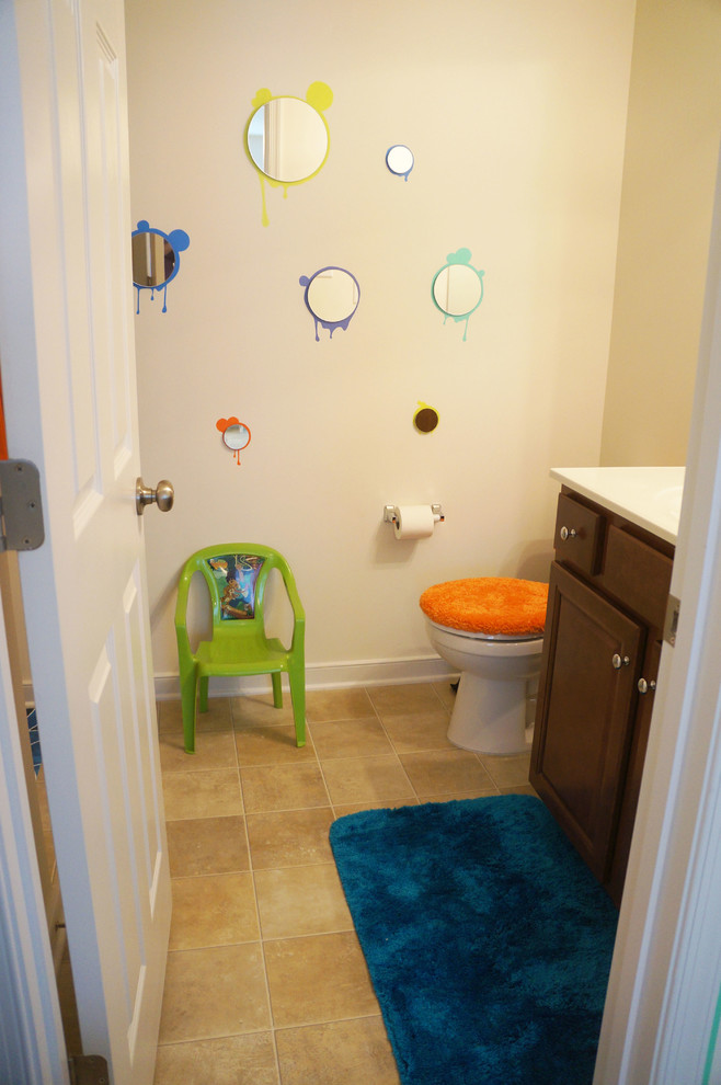 Exemple d'une chambre d'enfant de 4 à 10 ans tendance de taille moyenne avec un mur multicolore.