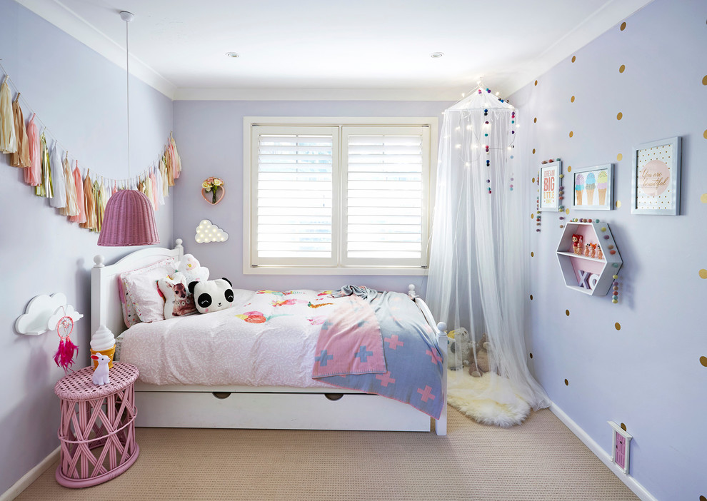 На фото: детская в классическом стиле с спальным местом, фиолетовыми стенами и ковровым покрытием для ребенка от 4 до 10 лет, девочки с