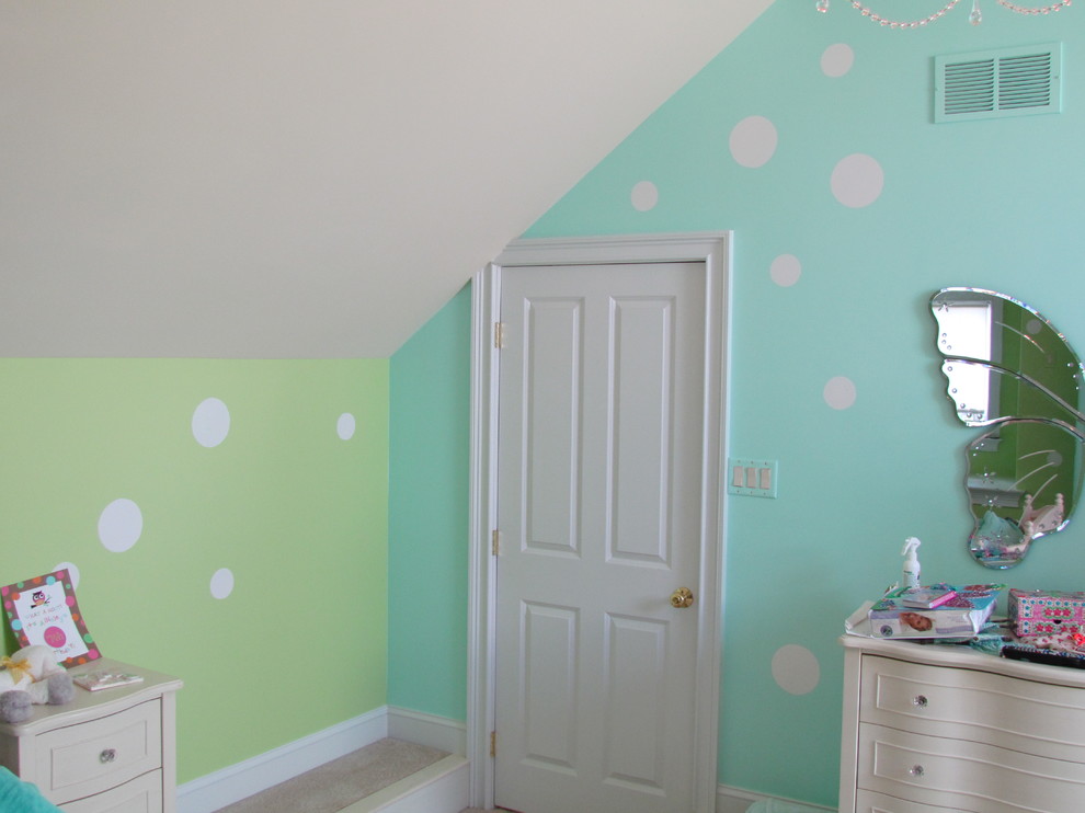 Idéer för eklektiska flickrum kombinerat med sovrum och för 4-10-åringar, med blå väggar och heltäckningsmatta