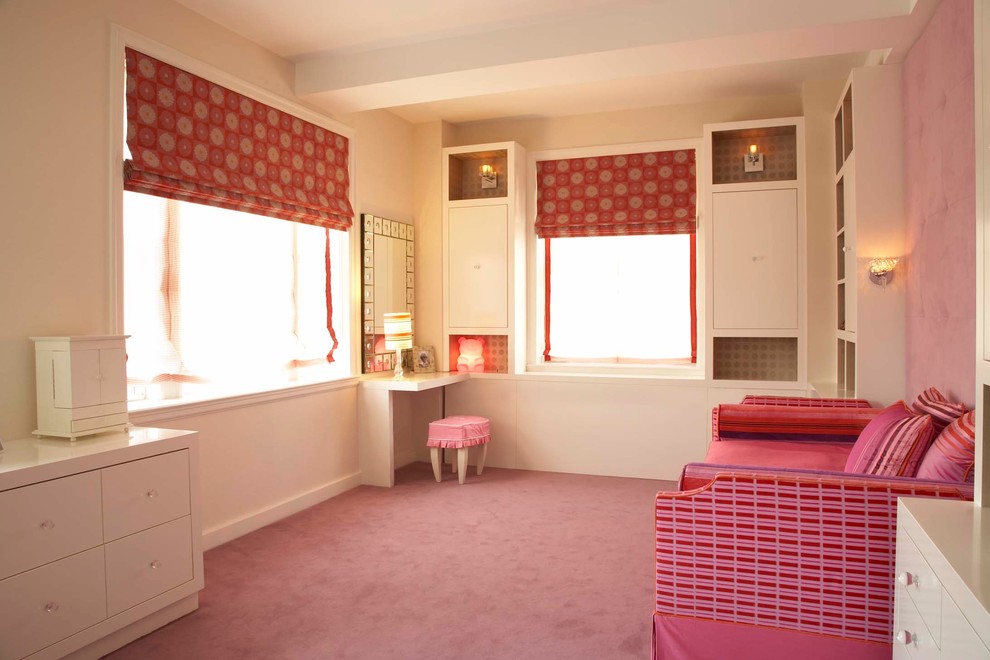 Inredning av ett klassiskt mellanstort flickrum kombinerat med sovrum och för 4-10-åringar, med vita väggar, heltäckningsmatta och rosa golv