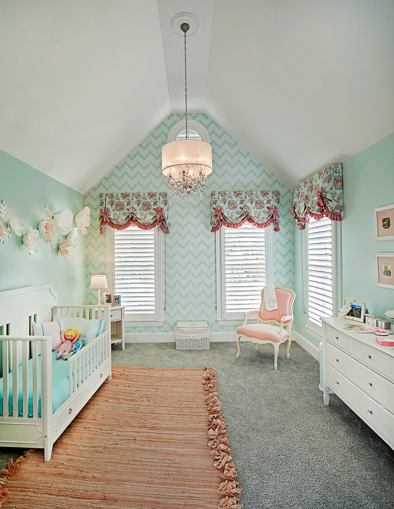 Exemple d'une grande chambre d'enfant de 1 à 3 ans chic avec un mur bleu, moquette et un sol gris.