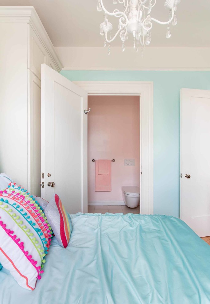 Пример оригинального дизайна: детская среднего размера в стиле неоклассика (современная классика) с спальным местом, синими стенами, светлым паркетным полом и бежевым полом для ребенка от 4 до 10 лет, девочки