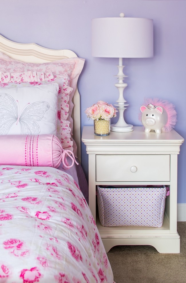 Idéer för att renovera ett mellanstort vintage flickrum kombinerat med sovrum och för 4-10-åringar, med lila väggar och heltäckningsmatta