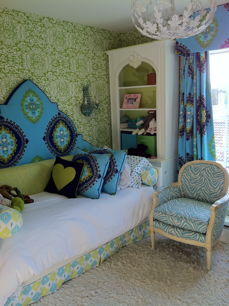 Cette photo montre une chambre d'enfant éclectique avec moquette et un mur multicolore.