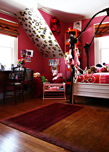 Exemple d'une chambre neutre de 4 à 10 ans éclectique de taille moyenne avec un mur multicolore et moquette.