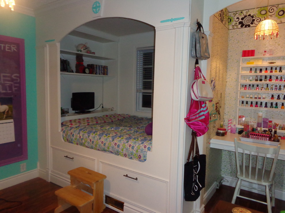 Bild på ett mellanstort vintage barnrum kombinerat med sovrum, med gröna väggar