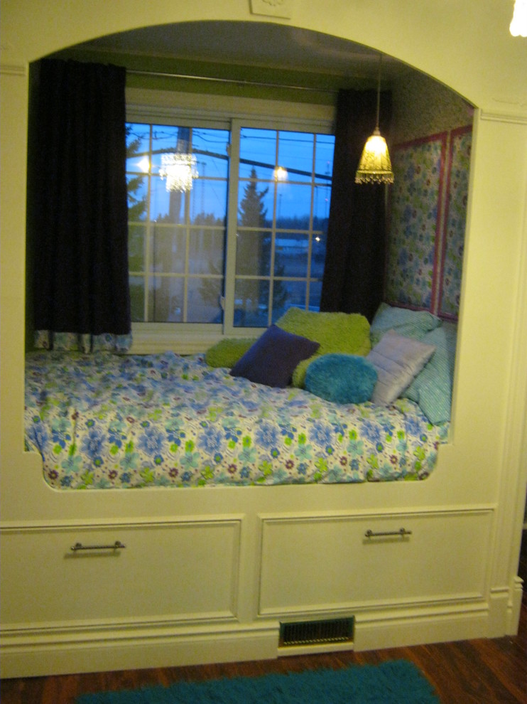 Idées déco pour une chambre d'enfant classique de taille moyenne avec un mur vert et un sol en bois brun.