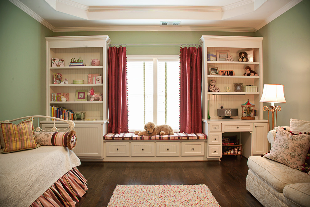 Ejemplo de dormitorio infantil de 4 a 10 años clásico de tamaño medio con paredes verdes y suelo de madera oscura