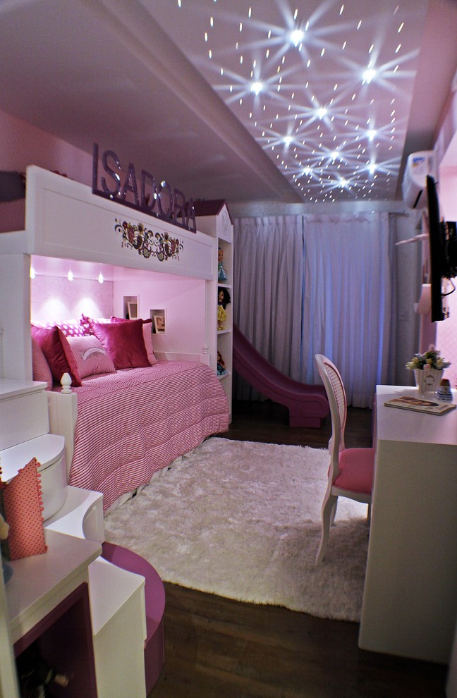 Foto på ett mellanstort eklektiskt flickrum kombinerat med sovrum och för 4-10-åringar, med rosa väggar och vinylgolv