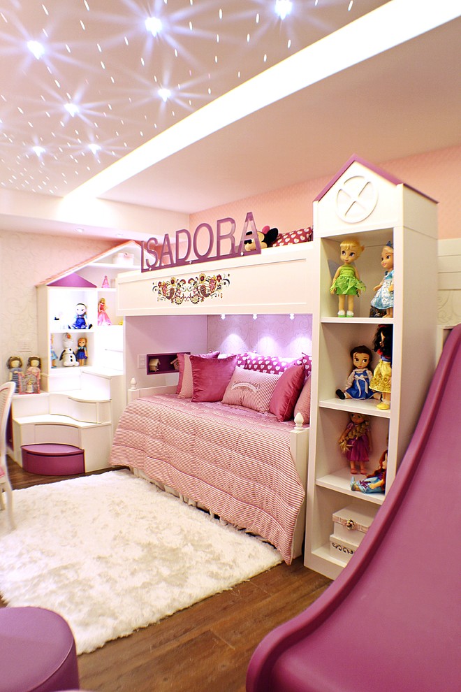 На фото: детская среднего размера в стиле фьюжн с спальным местом, розовыми стенами и полом из винила для ребенка от 4 до 10 лет, девочки с