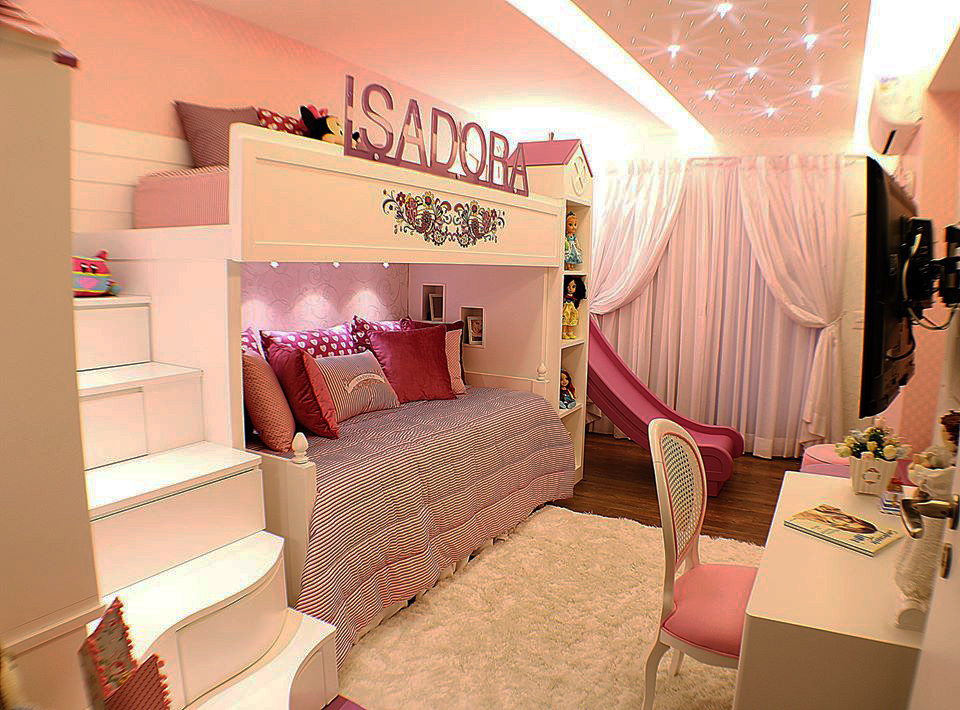 На фото: детская среднего размера в стиле фьюжн с спальным местом, розовыми стенами и полом из винила для ребенка от 4 до 10 лет, девочки