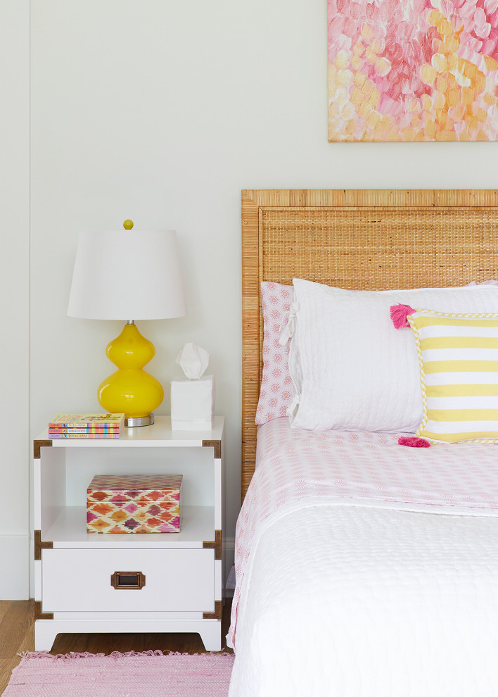 Modelo de dormitorio infantil costero de tamaño medio con paredes blancas y suelo de madera en tonos medios