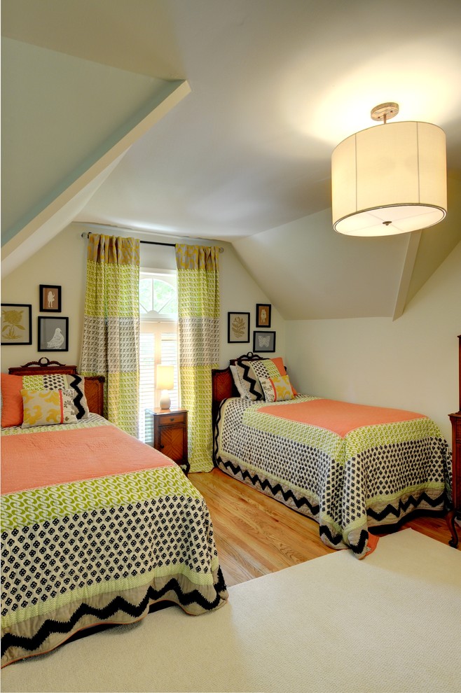 Ejemplo de dormitorio infantil de 4 a 10 años contemporáneo con paredes beige y suelo de madera en tonos medios