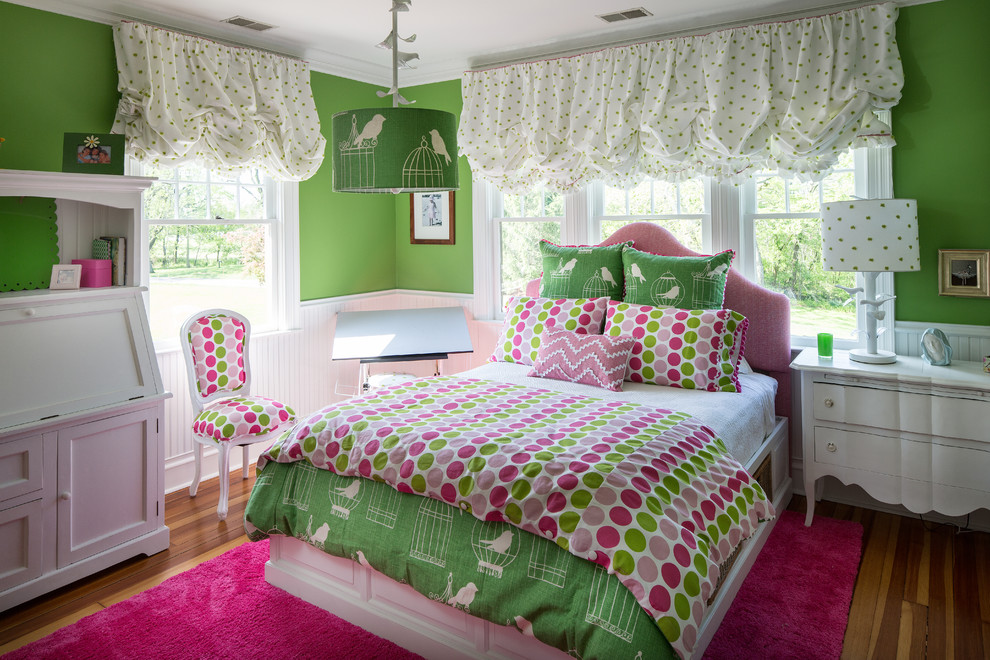 Idéer för att renovera ett mellanstort vintage flickrum kombinerat med sovrum och för 4-10-åringar, med gröna väggar och mellanmörkt trägolv