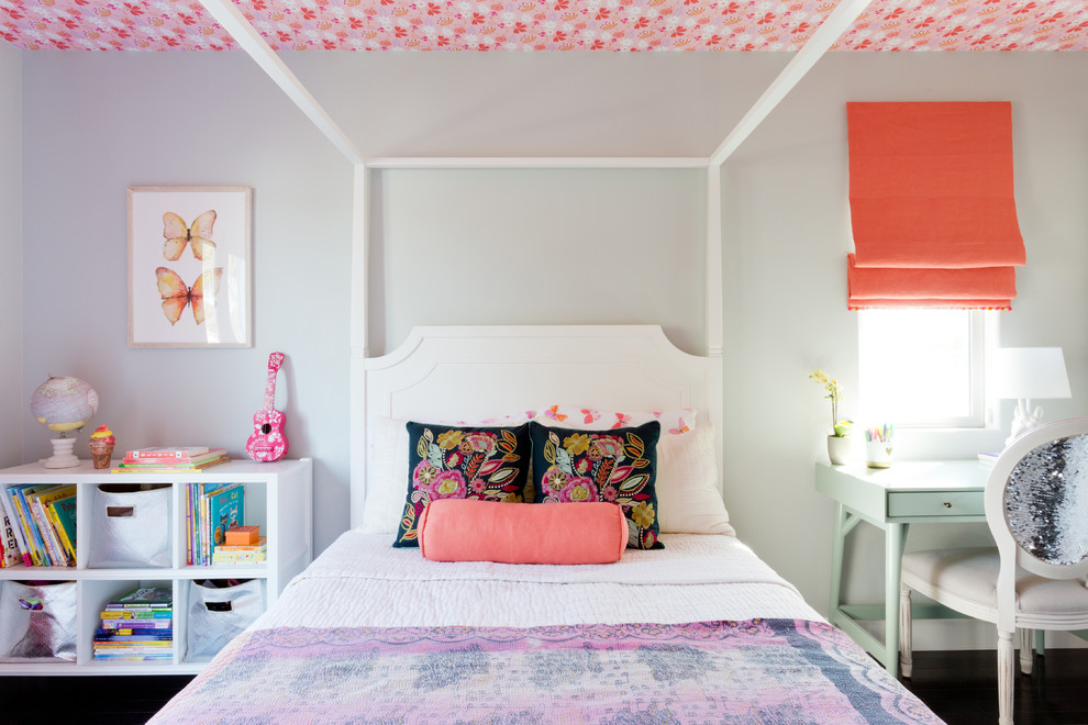 Idéer för ett stort klassiskt flickrum kombinerat med sovrum, med grå väggar och mörkt trägolv