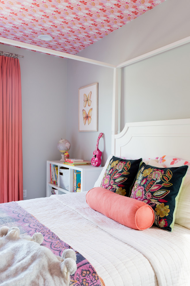 Imagen de dormitorio infantil clásico renovado grande con paredes grises y suelo de madera oscura