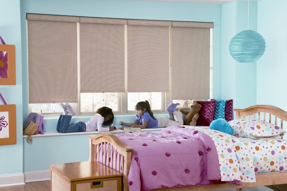 Cette image montre une chambre d'enfant de 4 à 10 ans traditionnelle de taille moyenne avec un mur bleu et un sol en bois brun.
