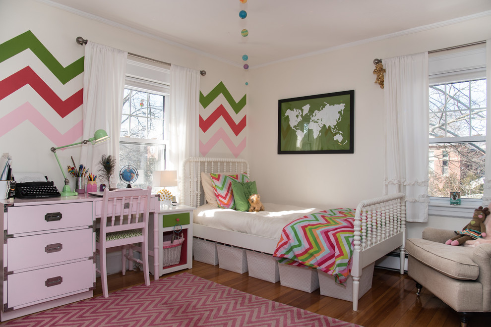 На фото: детская среднего размера в классическом стиле с спальным местом, разноцветными стенами, паркетным полом среднего тона и розовым полом для ребенка от 4 до 10 лет, девочки с