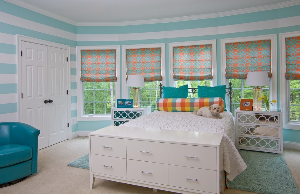 Foto de dormitorio infantil tradicional grande con moqueta, paredes multicolor y suelo beige
