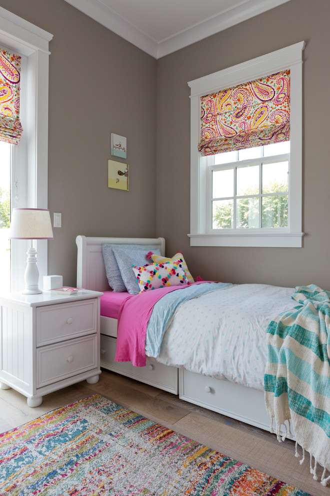 Ejemplo de dormitorio infantil tradicional renovado de tamaño medio con paredes marrones y suelo de madera en tonos medios