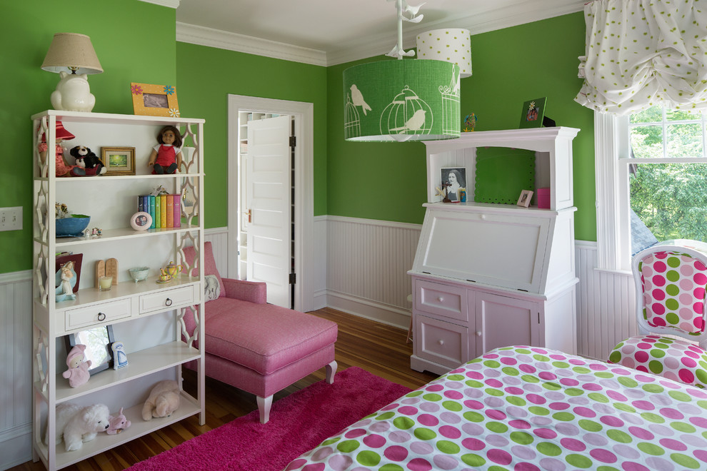 Diseño de dormitorio infantil de 4 a 10 años tradicional renovado de tamaño medio con paredes verdes y suelo de madera en tonos medios