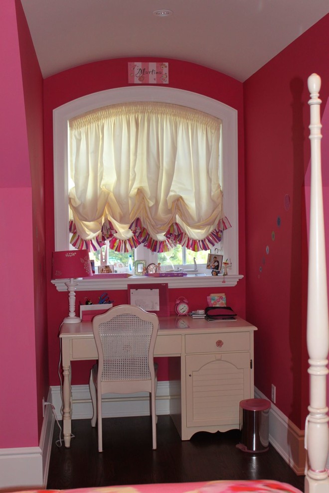 Inspiration för ett mellanstort funkis flickrum kombinerat med sovrum och för 4-10-åringar, med rosa väggar och mörkt trägolv
