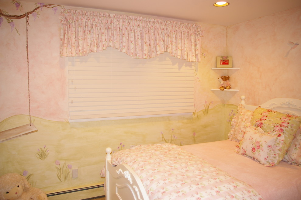 Inspiration for a vintage kids' bedroom in New York.