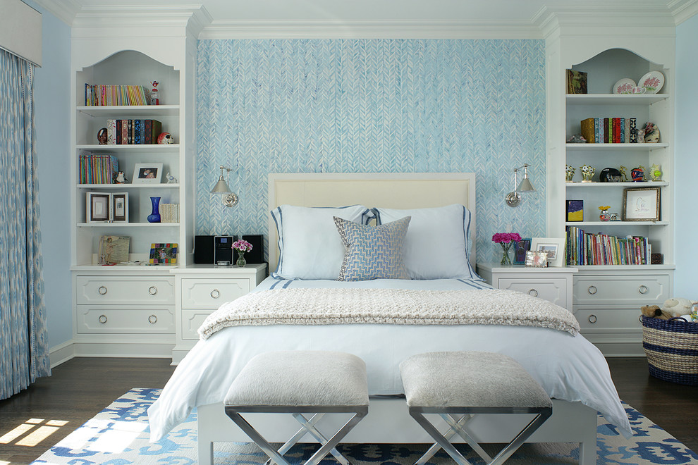 Imagen de dormitorio infantil clásico grande con paredes azules y suelo de madera oscura