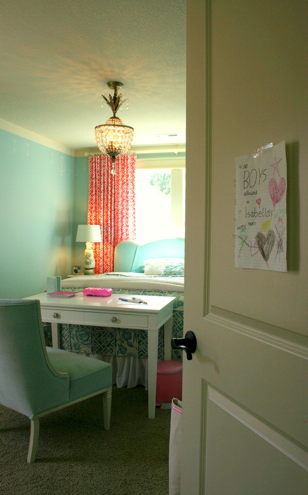 Klassisches Mädchenzimmer mit Arbeitsecke, blauer Wandfarbe und Teppichboden in Portland