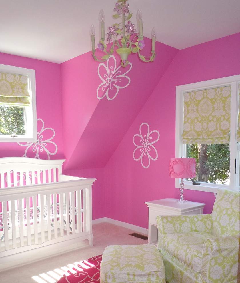 Idées déco pour une petite chambre d'enfant contemporaine avec un mur multicolore et moquette.