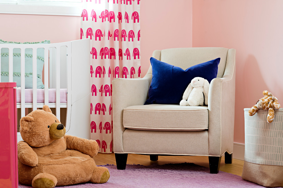 Esempio di una cameretta per bambini boho chic di medie dimensioni con pareti rosa, parquet chiaro e pavimento viola