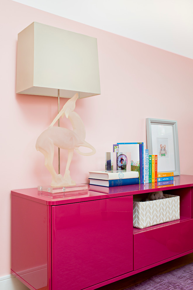 Foto på ett mellanstort eklektiskt flickrum kombinerat med sovrum, med rosa väggar, ljust trägolv och lila golv