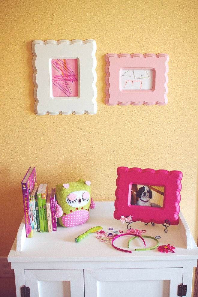 Bild på ett mellanstort lantligt flickrum kombinerat med sovrum och för 4-10-åringar, med gula väggar