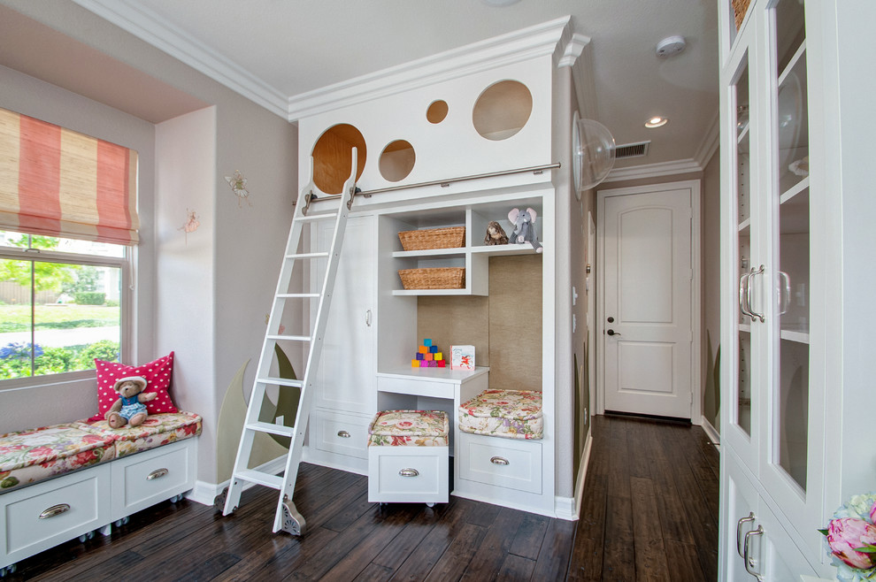 Modelo de dormitorio infantil de 1 a 3 años clásico renovado de tamaño medio con paredes grises y suelo de madera oscura