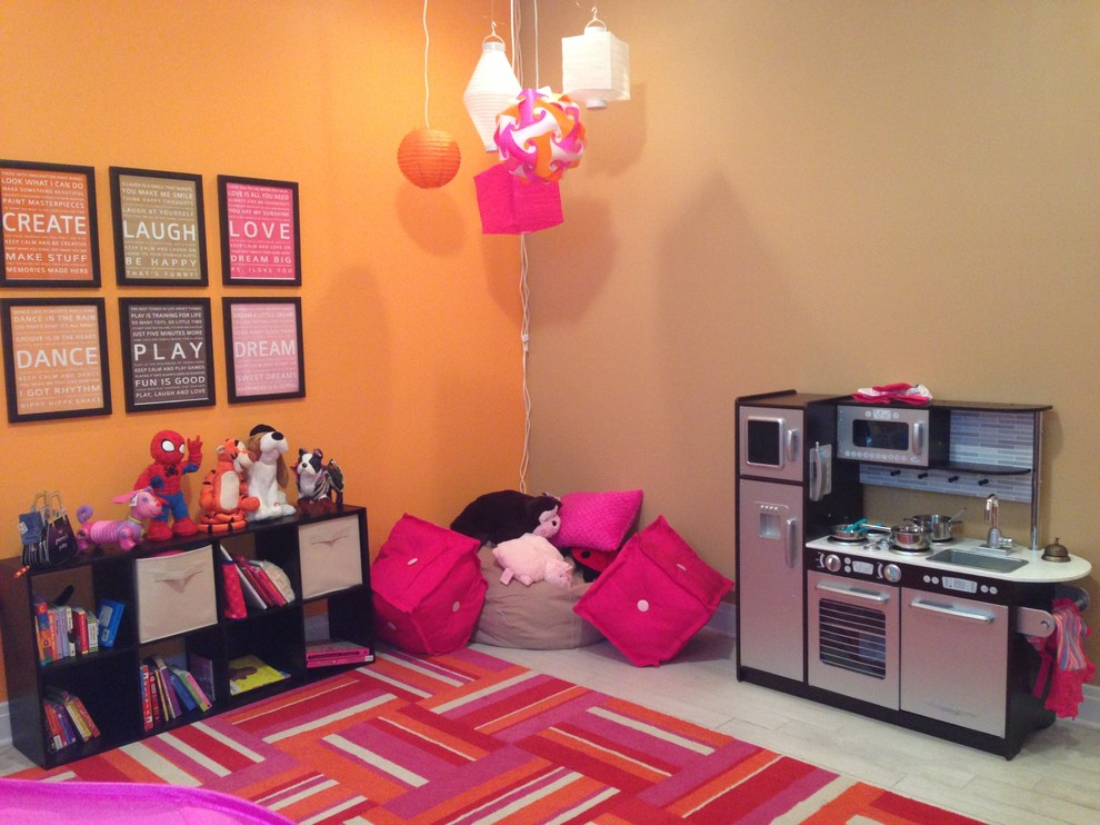 Mittelgroßes Modernes Mädchenzimmer mit Spielecke, hellem Holzboden und bunten Wänden in Miami